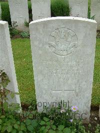 Etaples Military Cemetery - Williams, L