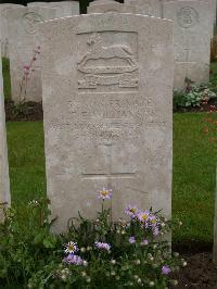 Etaples Military Cemetery - Williamson, L G E