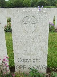Etaples Military Cemetery - Wilson, F O