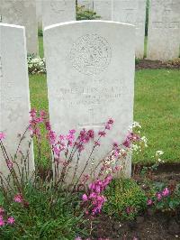 Etaples Military Cemetery - Wilson, James Linn