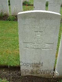 Etaples Military Cemetery - Wilton, E