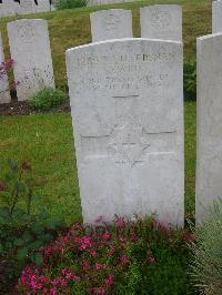 Etaples Military Cemetery - Winn, T