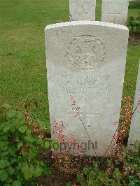 Etaples Military Cemetery - Woodhall, Frank Ernest