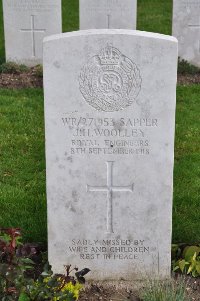 Etaples Military Cemetery - Woolley, George Matthew