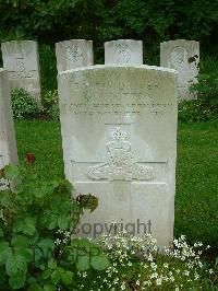 Etaples Military Cemetery - Wootton, J W
