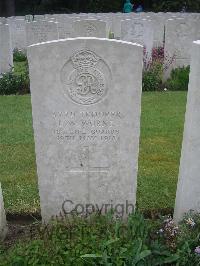 Etaples Military Cemetery - Worne, Leonard William