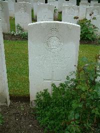 Etaples Military Cemetery - Wright, E B