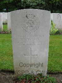 Etaples Military Cemetery - Wright, M A