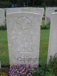 Etaples Military Cemetery - Wright, R