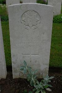 Etaples Military Cemetery - Wye, F W