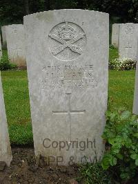 Etaples Military Cemetery - Yates, James L G