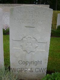 Etaples Military Cemetery - Yates, William James