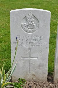 Etaples Military Cemetery - Young, A