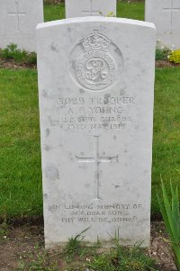 Etaples Military Cemetery - Young, Alexander Edward