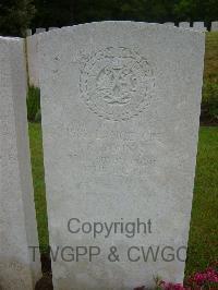 Etaples Military Cemetery - Young, B