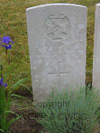 Etaples Military Cemetery - Young, Ernest