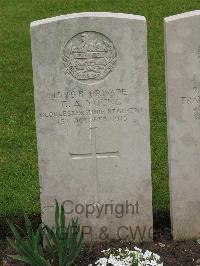 Etaples Military Cemetery - Young, Ernest Albert