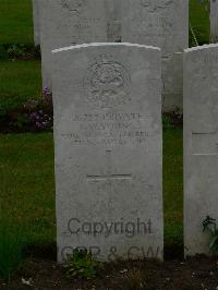 Etaples Military Cemetery - Young, G W