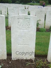 Etaples Military Cemetery - Young, H