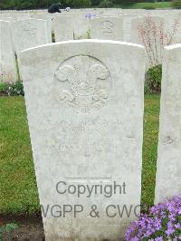 Etaples Military Cemetery - Young, Samuel