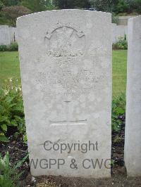 Etaples Military Cemetery - Young, William