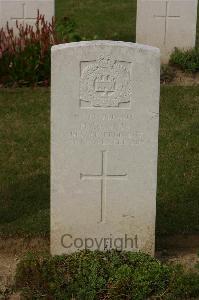 Tincourt New British Cemetery - Dennis, H