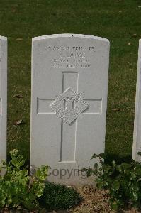 Tincourt New British Cemetery - Dove, S