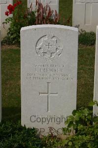 Tincourt New British Cemetery - Henniker, E