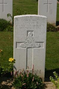 Tincourt New British Cemetery - Milnes, T