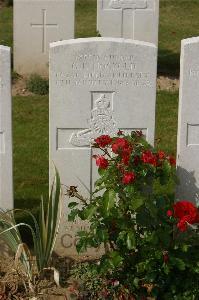 Tincourt New British Cemetery - Nockold, G R