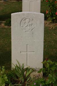 Tincourt New British Cemetery - Pont, F