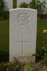 Tincourt New British Cemetery - Valentine, A R
