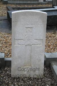 Forges-Les-Eaux Communal Cemetery - Gough, H