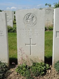 Bagneux British Cemetery Gezaincourt - Adams, Ernest Geoffrey