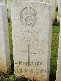 Bagneux British Cemetery Gezaincourt - Lewis, J