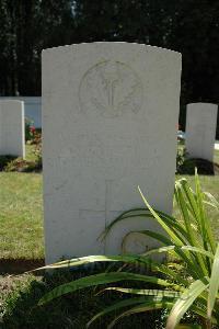 Hyde Park Corner (Royal Berks) Cemetery - Bamber, S