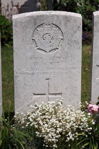 Valenciennes (St. Roch) Communal Cemetery - White, W