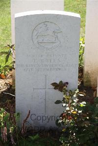 Le Cateau Military Cemetery - Bates, T