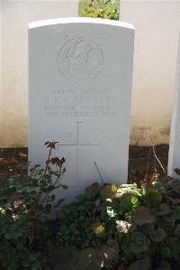 Le Cateau Military Cemetery - Bennett, A R C