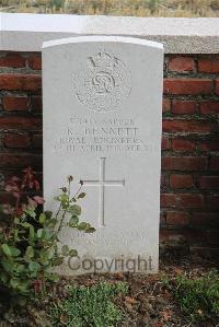Le Cateau Military Cemetery - Bennett, R