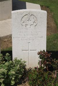 Le Cateau Military Cemetery - Bishop, W T