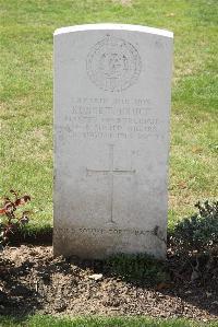 Le Cateau Military Cemetery - Bruce, The Hon. Robert