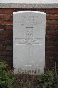 Le Cateau Military Cemetery - Davies, B