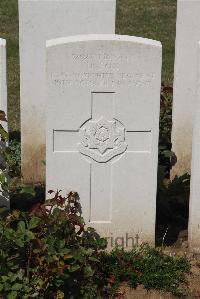 Le Cateau Military Cemetery - Fox, Denis