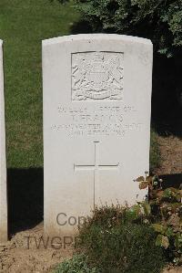 Le Cateau Military Cemetery - Francis, J