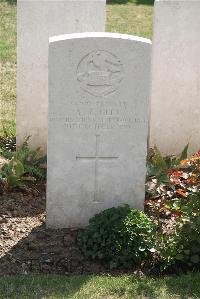 Le Cateau Military Cemetery - Gell, A T