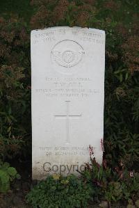 Le Cateau Military Cemetery - Gill, T W