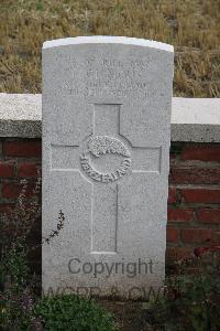 Le Cateau Military Cemetery - Gilmour, Frank