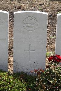Le Cateau Military Cemetery - Grant, E C