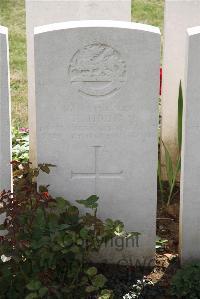 Le Cateau Military Cemetery - Higham, E E
